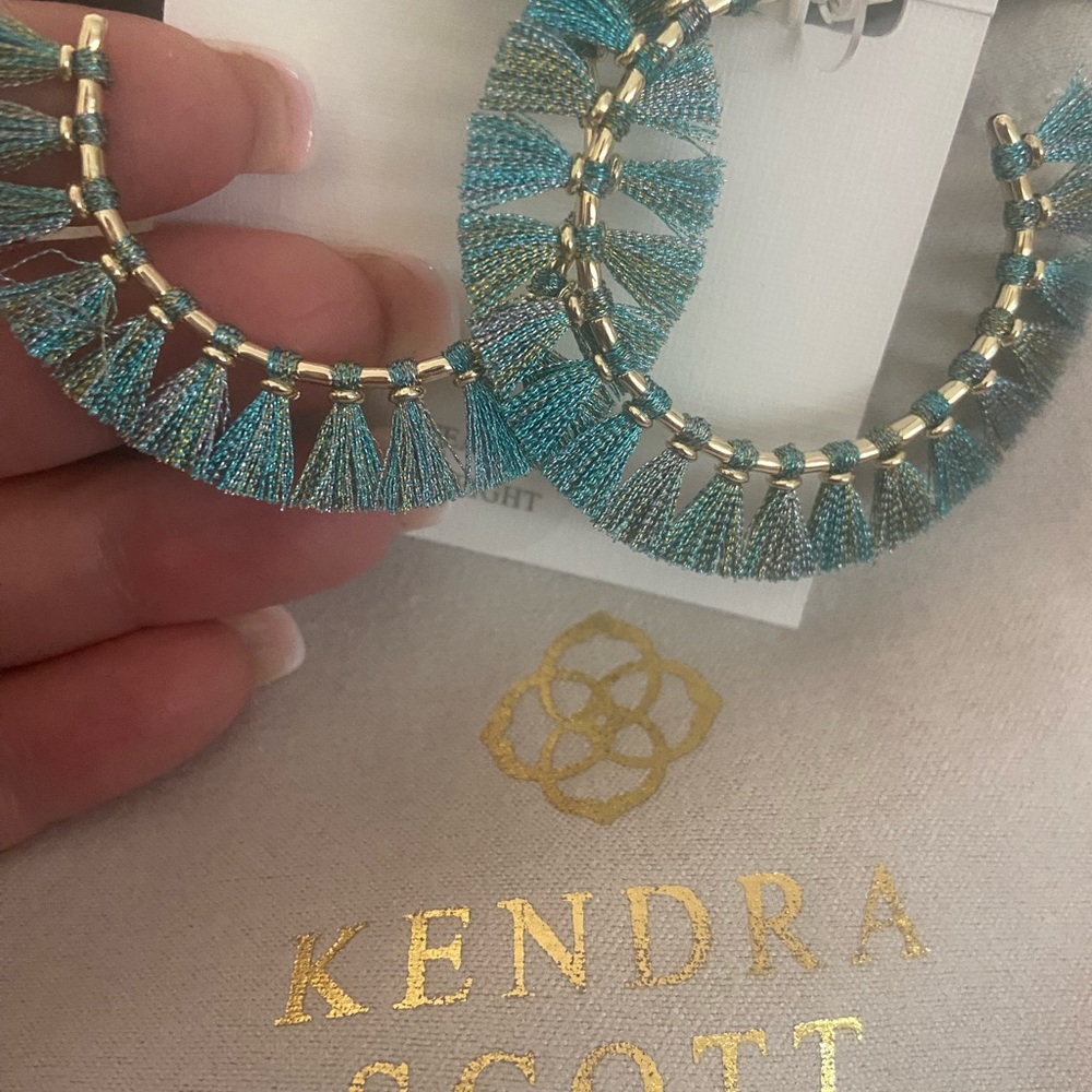 Nwt in box Kendra Scott Great Gift hoop Fringe pouch and box
